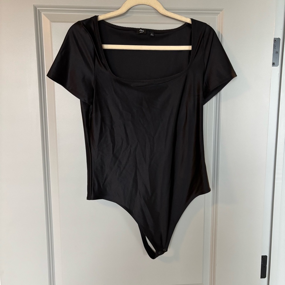 NWOT! Aritzia Ten Satinette Shortsleeve  Gatsby Bodysuit in Black.